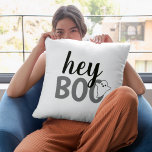 Coussin Hey Boo Black and White Funny Halloween Ghost<br><div class="desc">Moderne et mignon "Hey Boo" Halloween décoration d'intérieur coussin avec des textes en noir,  gris et blanc avec un petit accent fantôme.</div>