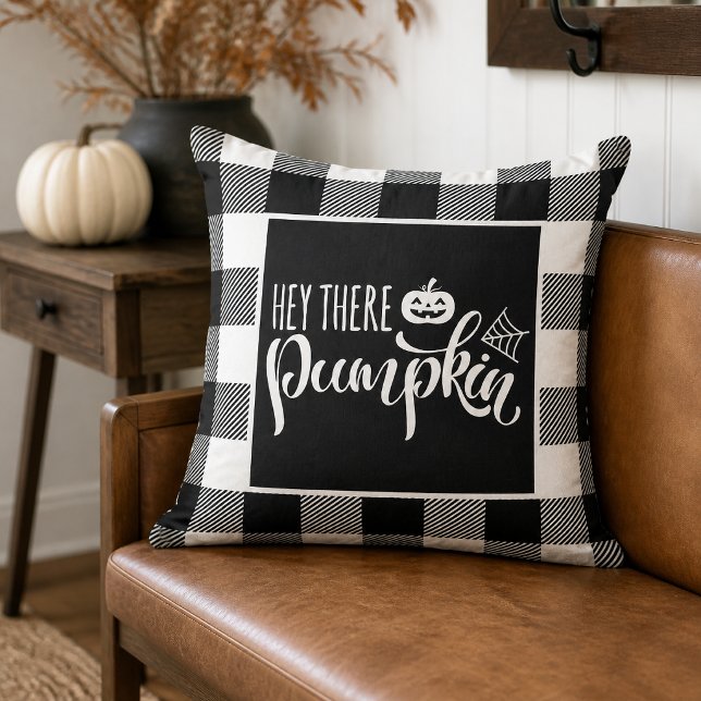 Coussin Hey There Pumpkin Black Buffalo Plaid Halloween (Give your Halloween décor a bold farmhouse twist with this black “Hey There Pumpkin” buffalo plaid.)