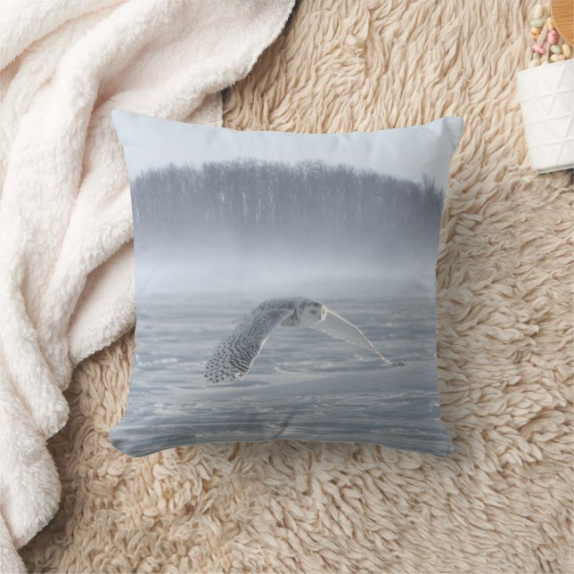 Coussin Hibou des neiges en vol en hiver (Couverture)