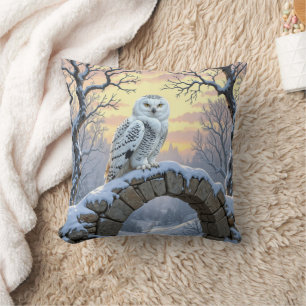 Coussin Hibou des neiges sur une arche de pierre