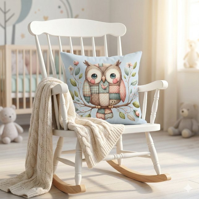 Coussin Hibou Patchwork dans un Bois Fantaisiste (Patchwork Owl in Whimsical Woodland Throw Pillow Mockup A)