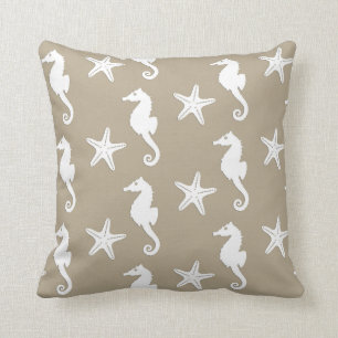 Coussin Hippocampe et étoiles de mer - blanc sur le taupe