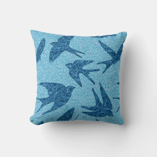 Coussin hirondelles japonaises en vol, Cobalt et bleu pâle