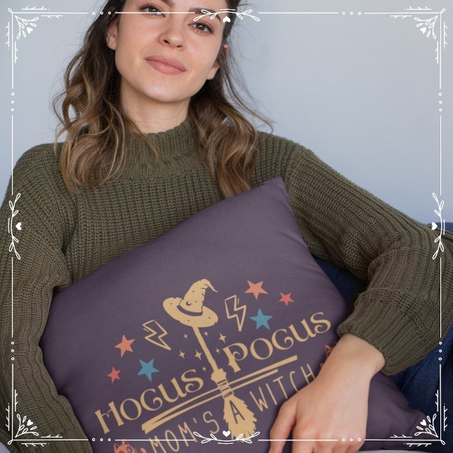 Coussin Hocus Pocus Maman est une sorcière (Hocus Pocus, Mom's a Witch Cover from The Beekeeper Store)