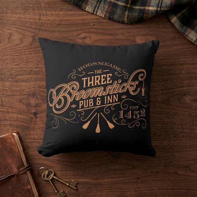 Coussin HOGSMEADE™ THE THREE BROOMSTICKS™ Pub & Auberge (Créateur téléchargé)