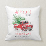 Coussin Holiday Family<br><div class="desc">Avec un camion rouge classique dans la neige avec un sapin de Noël à l'arrière pour donner l'ambiance pour ce qui va venir de la fête. Changez facilement le nom de la famille en cliquant sur le bouton "Personnaliser" au-dessus de TIP : Découvrez les autres vêtements pour le reste de...</div>