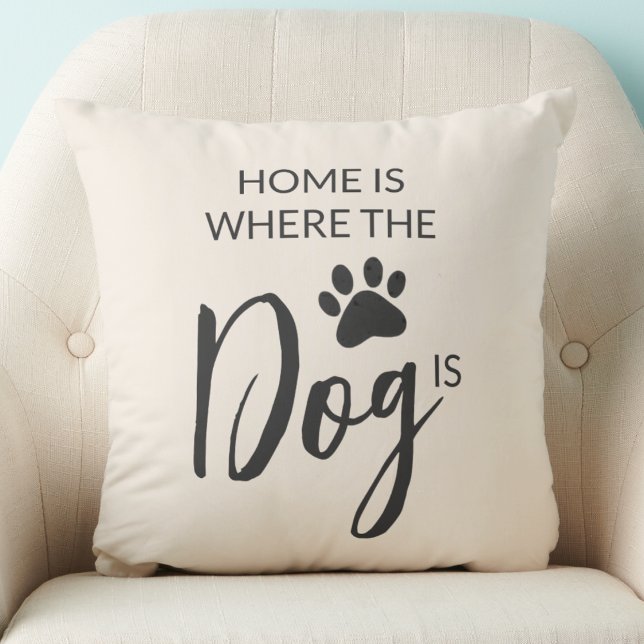 Coussin Home Is Where The Dog Is Beige Throw Pillow (Créateur téléchargé)