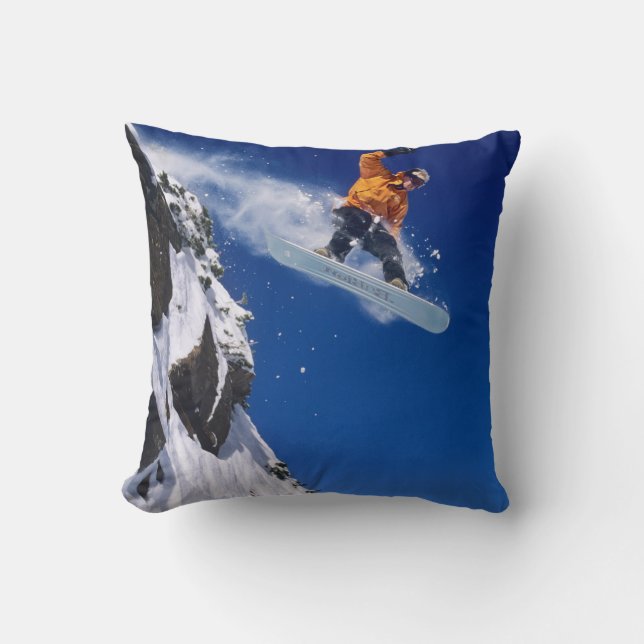 Coussin Homme sur un snowboard sautant d'une corniche (Recto)