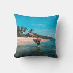 Coussin Homme tenant le panneau de surf dans le plan d'eau