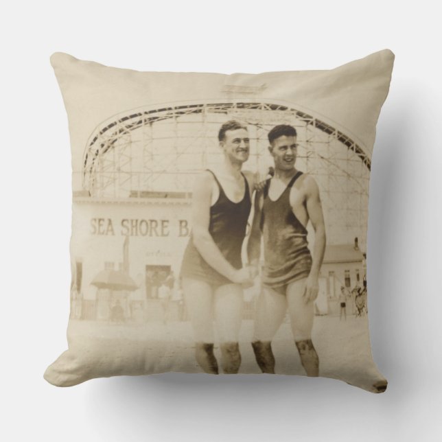 Coussin Hommes se tenant sur la plage (Recto)