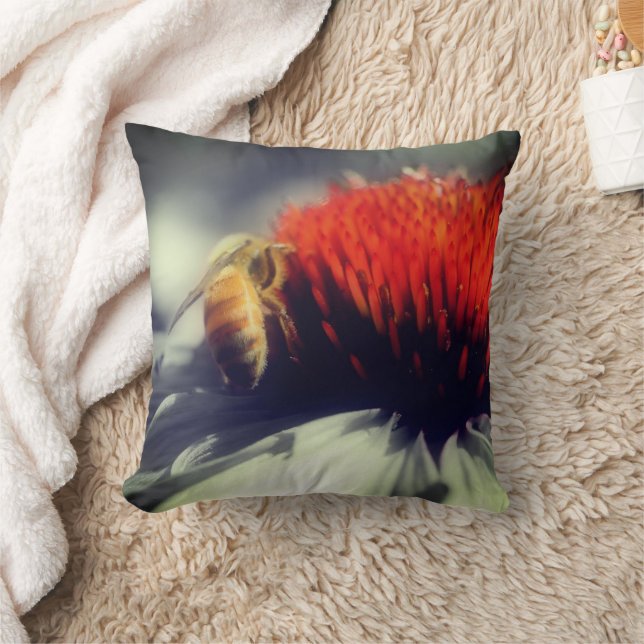 Coussin Honey Bee On Echinacea Flower (Couverture)