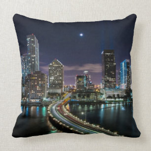 Coussin Horizon de ville de Miami avec le pont la nuit