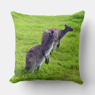 Coussin Horizons sans limites : Kangaroos gris sur la plai
