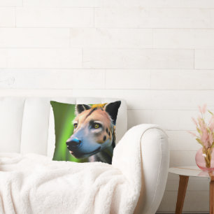 Coussin Hyéna Attaque En Regardant Sa Proie,