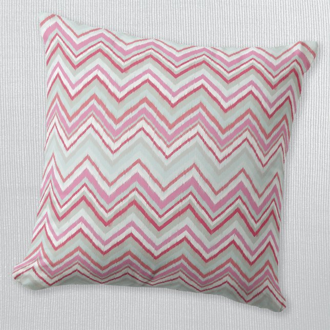 Coussin Ikat moderne Chevron rayure Abstraite rose vert (Modern pink and mint green abstract geometric Ikat chevron zigzag stripe pattern throw pillow)