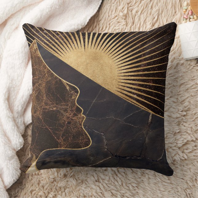Coussin Illusion de femme d'or avec le soleil et le marbre (Couverture)
