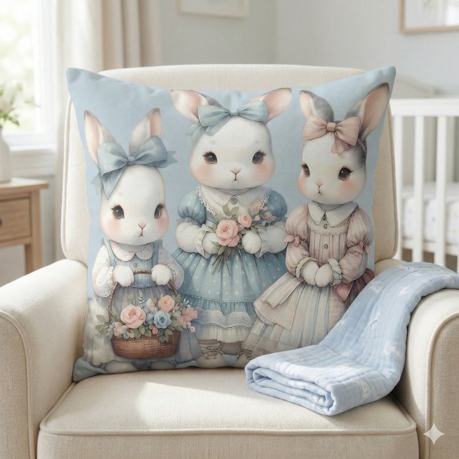 Coussin Illustration aquarelle des sœurs lapines de la cha (Cottage Bunny Sisters Watercolor Illustration Throw Pillow Mockup A)