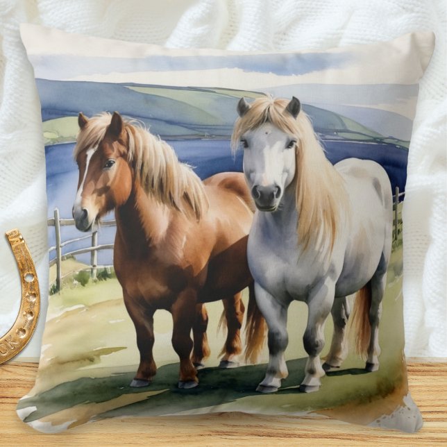 Coussin Illustration de poney Shetland à l'aquarelle (A throw pillow with illustration of two Shetland ponies in a field in a watercolor style)