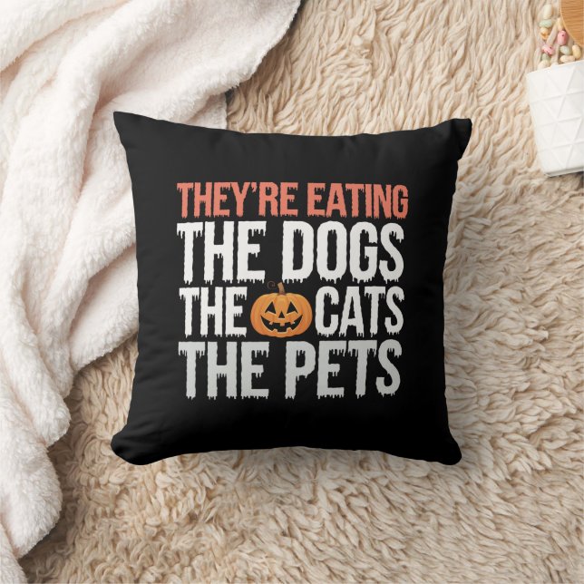 Coussin Ils Mangent Les Chiens Les Chats Les Animaux De Co (Couverture)
