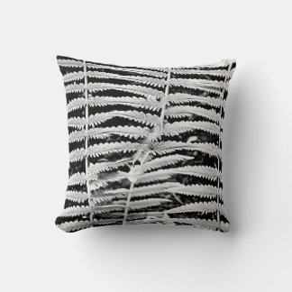 Coussin Image noire et blanche de la fougère forestière