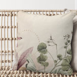 Coussin Impression botanique de terre élégant | Creamy Ivo<br><div class="desc">L'oreiller à jetons d'ivoire présente un imprimé botanique élégant dans une palette de couleurs terre pâle aux accents vert et or sur un arrière - plan d'ivoire crémeux. Un design simple et moderne avec une belle impression botanique composée de couches de feuilles Alexanders Black Lovage comme point focal encadré par...</div>