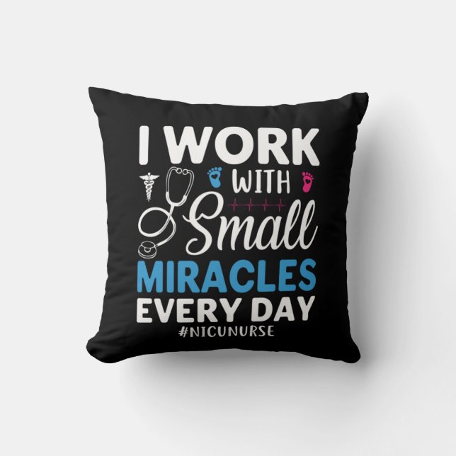 Coussin Infirmière Cadeau Je Travaille Avec Petite (Recto)