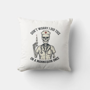 Coussin Infirmière drôle squelette seringue gravure vintag