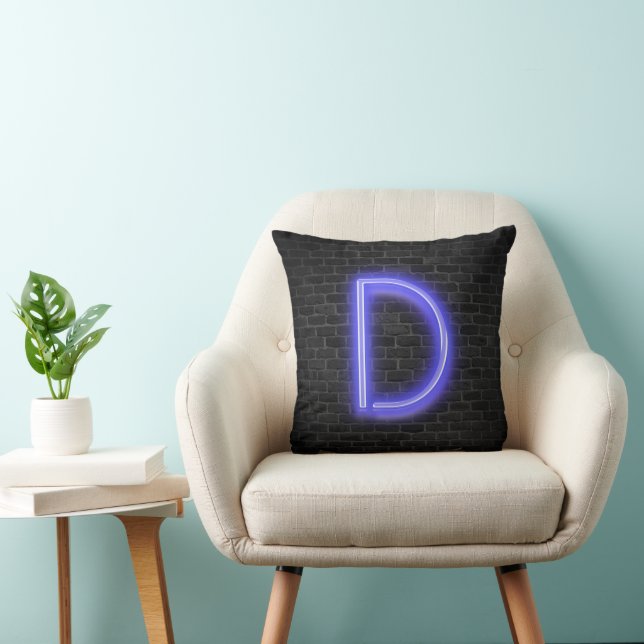 Coussin Initial D en enseigne au néon sur brique  (Chaise)