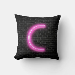 Coussin Initiale C En Marque Rose Neon Sur Brique