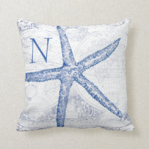 Coussin Initiale décorée d'un monogramme de carte bleue