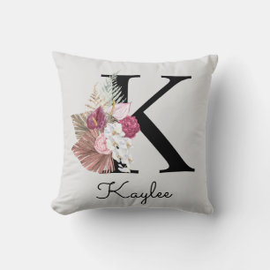Coussin Initiale K florale rose monogrammée