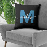 Coussin Initiales de monogramme en écriture bleue<br><div class="desc">Oreiller jetable personnalisé avec monogramme initial simple, décoration intérieure design. Cet oreiller monogramme chic mélange un style minimaliste moderne avec une touche de sophistication, ce qui en fait la pièce d'accent parfaite. Avec une initiale bleue en gras sur un fond noir élégant et un nom en écriture blanche élégante, c'est...</div>