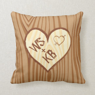 Coussin Initiales découpées dans le carreau en bois de