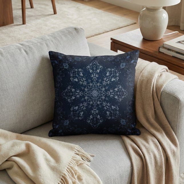 Coussin Intricate Navy Blue Mandala Snowflake (Créateur téléchargé)