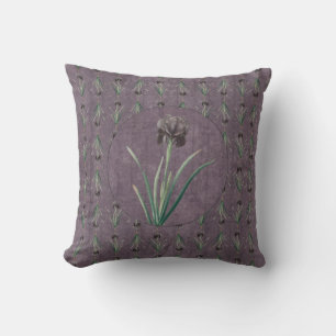 Coussin Iris noir sur une tapisserie d'époque