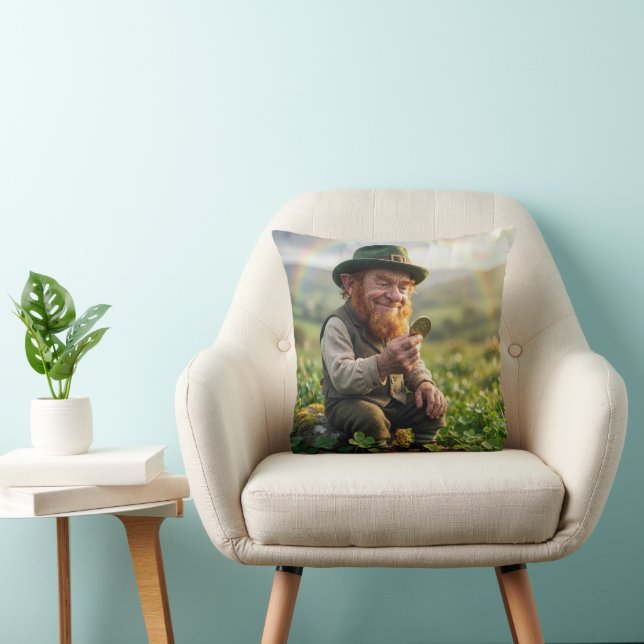 Coussin Irish Leprechaun Admiring a Gold Coin (Chaise)