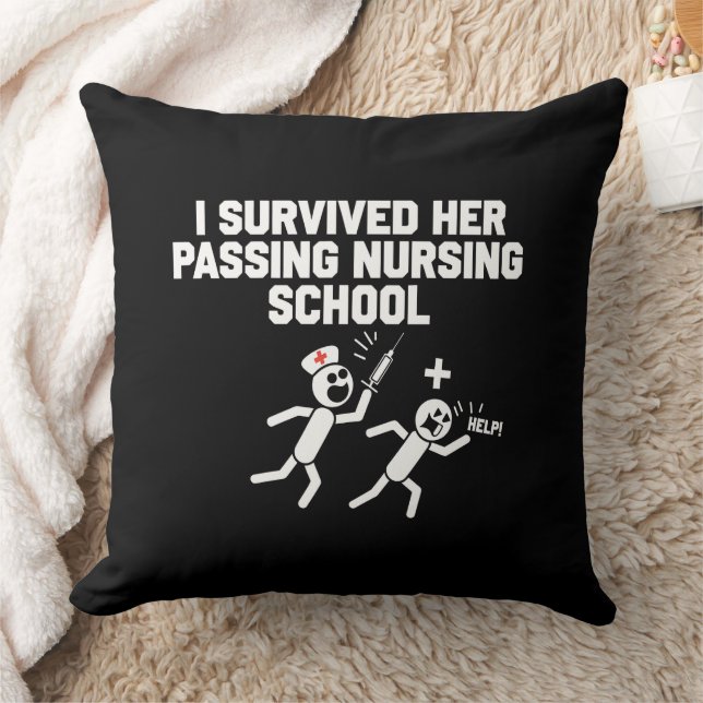 Coussin J'ai survécu à son passage à l'école d'infirmières (Couverture)