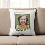 Coussin Jalon vintage Anniversaire Garde photo<br><div class="desc">Ce vintage coussin de lancer de saké d'anniversaire est un cadeau chaleureux et confortable conçu pour honorer une année spéciale. Doté d'une photo, d'un âge et d'un nom bien-aimés, il apporte chaleur et nostalgie à toute célébration. Le style classique et les matières douces créent un accent significatif pour la décoration...</div>