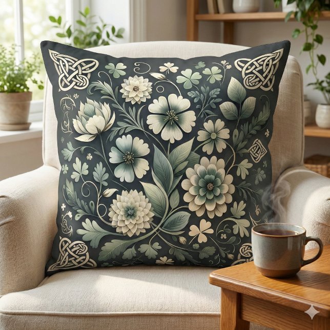 Coussin Jardin de tressage de trèfle chuchoté (Whispered Clover Knotwork Garden Throw Pillow Mockup A)
