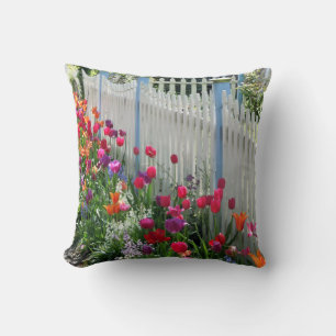 Coussin Jardin de tulipes le long de la barrière blanche c
