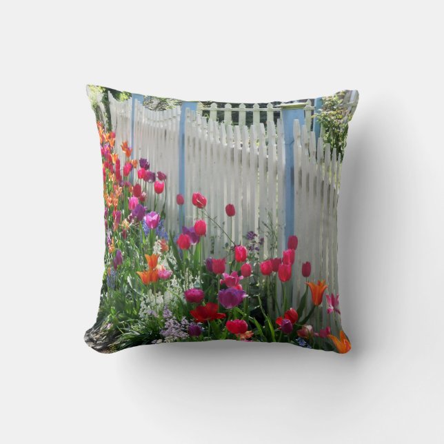 Coussin Jardin de tulipes le long de la barrière blanche c (Recto)