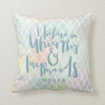 COUSSIN JE CROIS EN UNICORNES ET MERMAIDS SEA BLUE<br><div class="desc">JE CROIS EN UNICORNES ET MERMAIDS,  BEAUCOUP DE MAIN LETTERED RAINBOW COLORED DESIGN. UN GRAND DON POUR LA PETITE FILLE,  GARÇON,  FEMME OU HOMME DANS VOTRE VIE. AVEC PLUSIEURS COULEURS DÉTAIL DE MOTIF MERMAID ET ESPACE POUR UN NOM.</div>