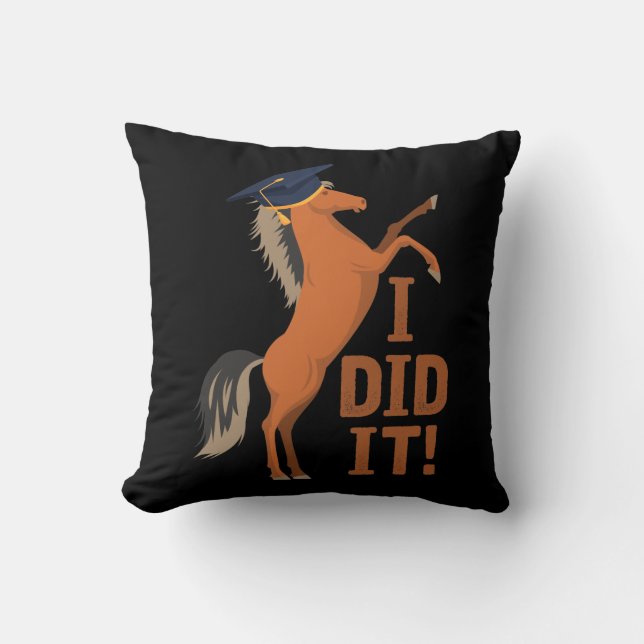 Coussin Je l'ai fait cheval avec un diplôme d'études supér (Recto)