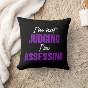 Coussin Je ne juge pas que j'évalue, Drôle travailleur soc