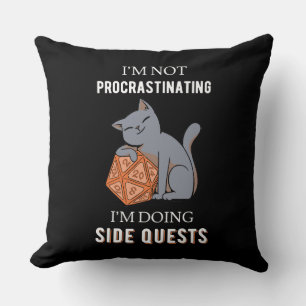 Coussin Je ne procrastine pas, je fais des quêtes secondai