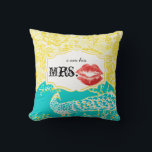 Coussin Je suis son Mme Red Lips Vintage Floral Peacock<br><div class="desc">Je suis son modèle Mme Red Lips Lemon Zest Yellow et Turquoise Aqua et Red Vintage Asiatique inspiré Peacock Floral Damask Pattern. Vous pouvez Personnaliser ce Coussin pour dire tout ce que vous voulez ou utiliser la Mme existante pour l'épouse/épouse ou Acheter deux pour chaque Mr & Mme Newlyweds. Le...</div>