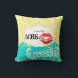 Coussin Je suis son Mme Red Lips Vintage Floral Peacock<br><div class="desc">Je suis son modèle Mme Red Lips Lemon Zest Yellow et Turquoise Aqua et Red Vintage Asiatique inspiré Peacock Floral Damask Pattern. Vous pouvez Personnaliser ce Coussin pour dire tout ce que vous voulez ou utiliser la Mme existante pour l'épouse/épouse ou Acheter deux pour chaque Mr & Mme Newlyweds. Le...</div>