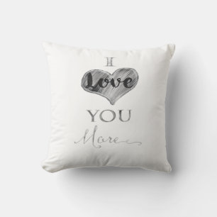 Coussin Je t'aime plus typographie de cœur sur tableau noi