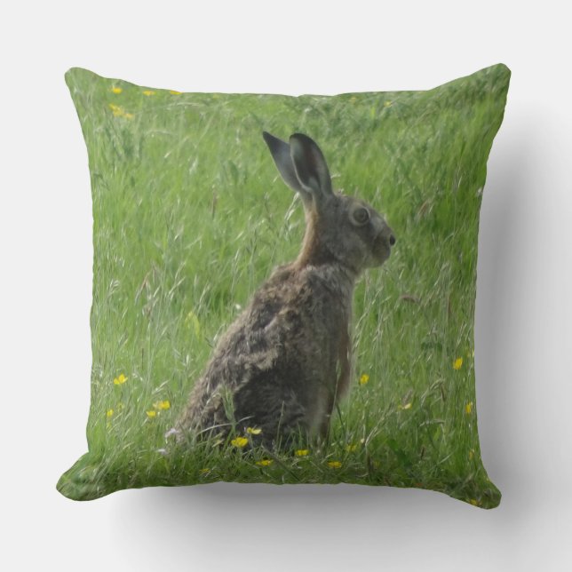 Coussin jetable avec un mignon lièvre dans l'herbe (Recto)