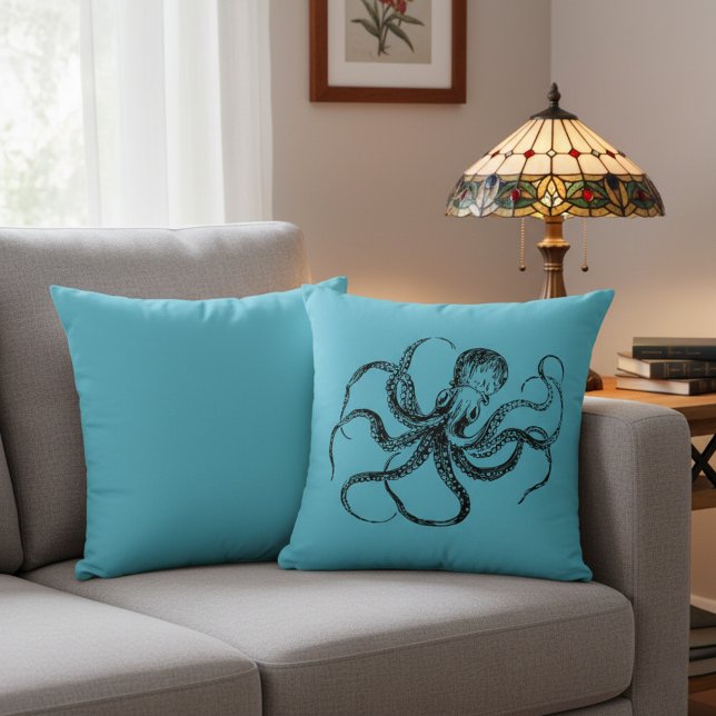 Coussin jeté pieuvre bleu aigue-marine (Octopus throw pillow. Add a splash of color and nautical feel to your home.)